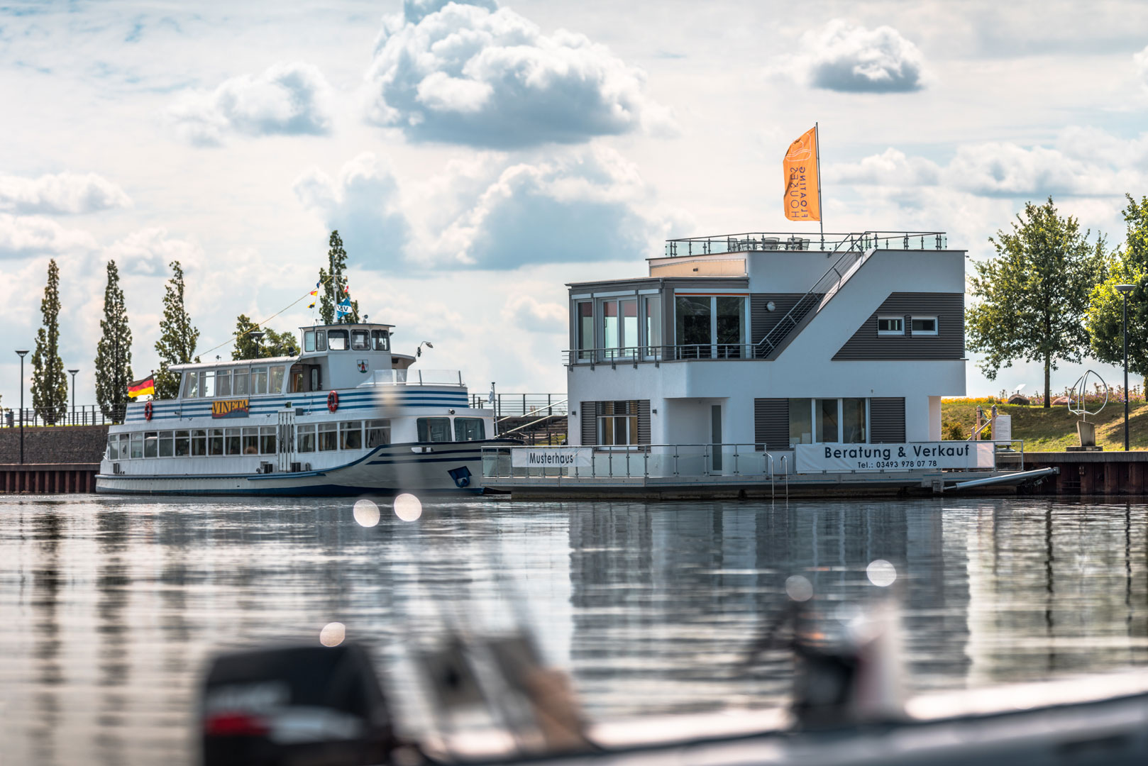 floating house musterhaus schwimmendes ferienhaus