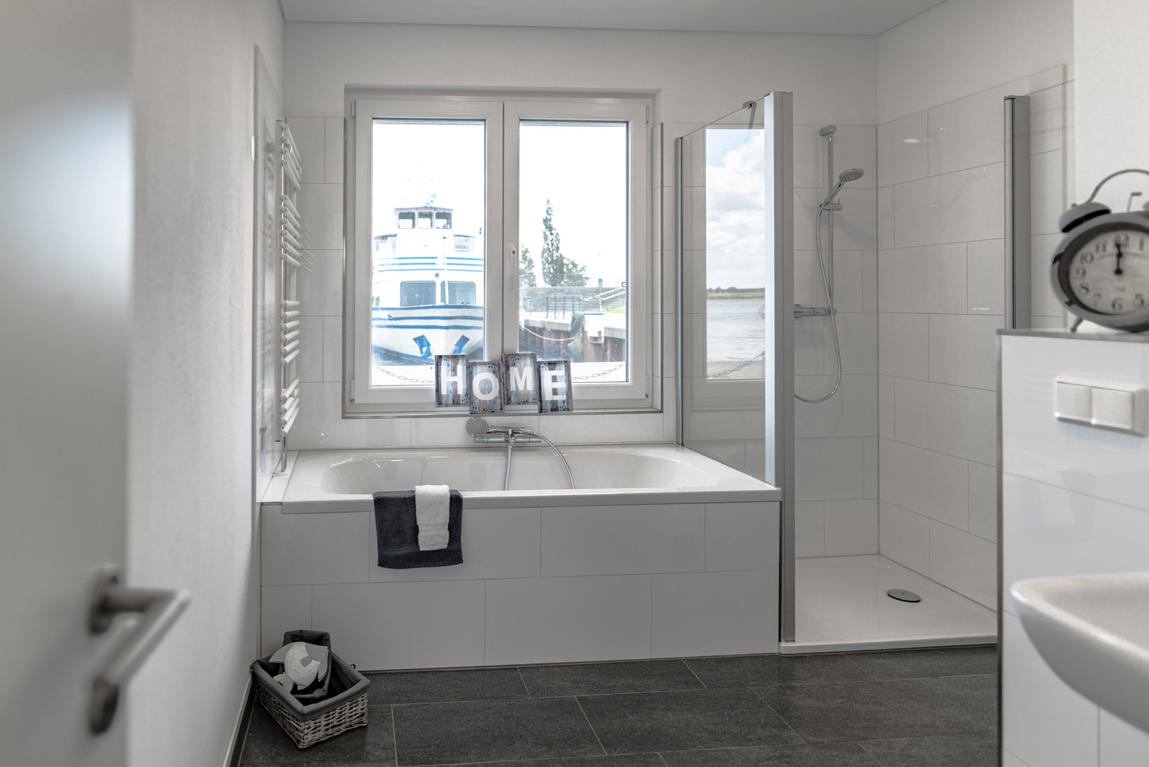 schwimmendes ferienhaus badezimmer mit ausblick