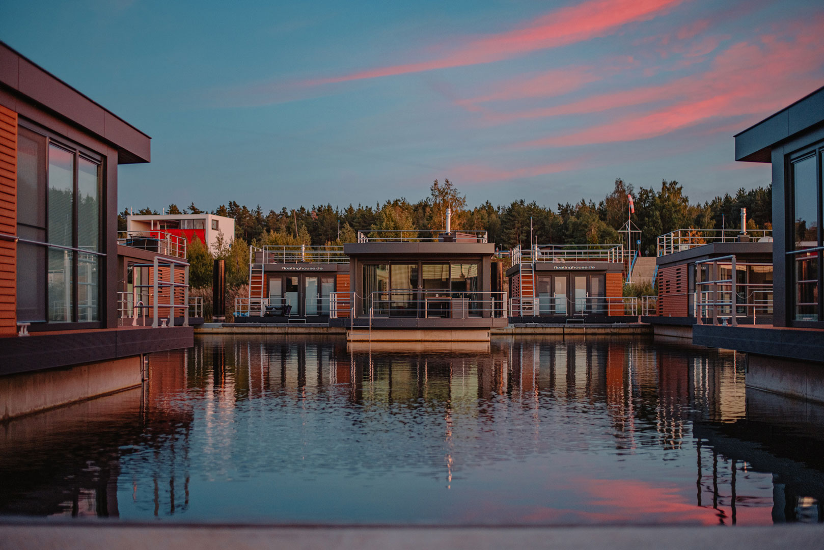 schwimmendes ferienhaus wohnbereich kamin