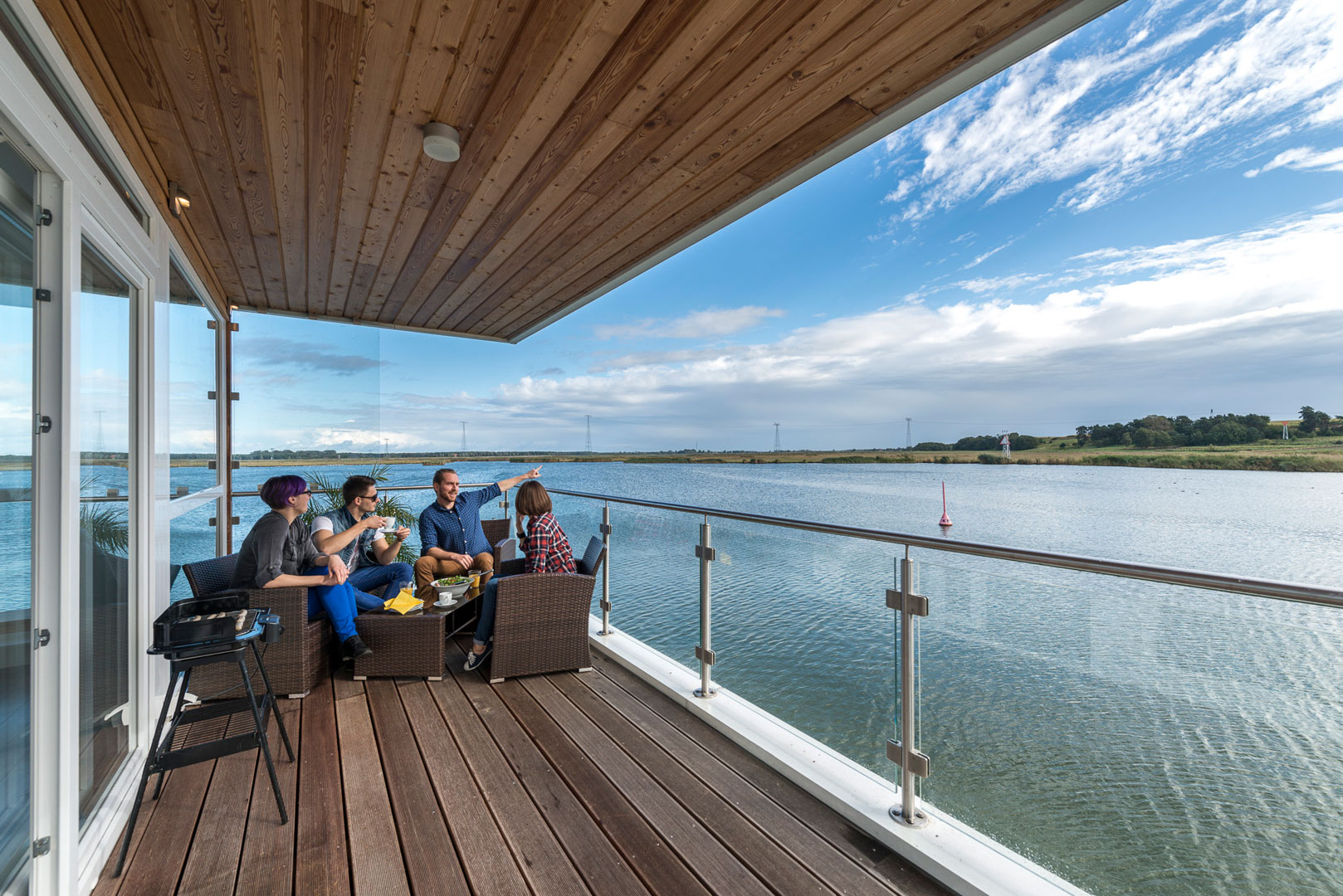 schwimmendes haus mieten ostsee terrasse