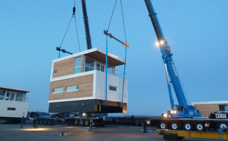 holzmagazin am wasser wohnen schwimmende haeuser